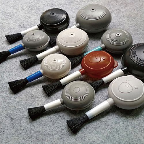 स्कोप किंवा ग्रूव्ह साफ करण्यासाठी कार्टून बेअर ब्लोइंग ब्रश